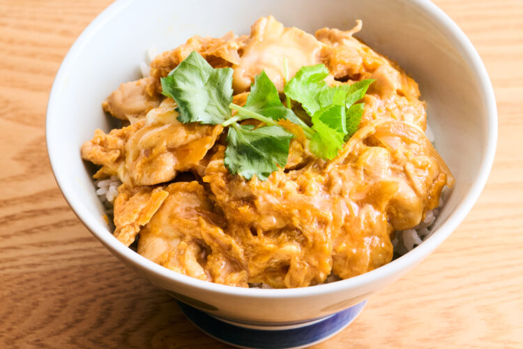 ごはんの上に親子丼を盛り、三つ葉を散らして完成